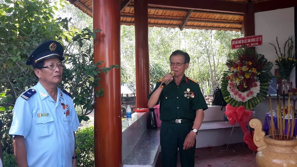 Đại tá Ngô Hồng Lập, (bìa phải) Nguyên Sư Trưởng Sư Đoàn 7, phát biểu cảm tưởng tại lễ tưởng niệm. Anh Vũ Đức Hân, Nguyên Cán bộ Ban Doanh Trại Sư Đoàn 7