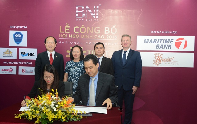 Bà Nguyễn Thị Bích Hằng - Tổng Giám đốc điều hành BNI VN (bên trái) và ông Huỳnh Bửu Quang - Tổng Giám đốc Ngân hang Hàng Hải VN– Maritime Bank (bên phải) ký kết hợp tác chiến lược tại lễ công bố sự kiện HNĐC 2016