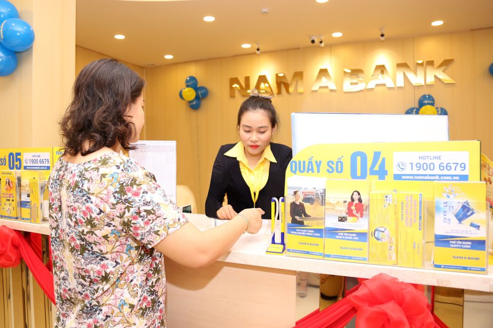 Một trong những khách hàng giao dịch đầu tiên tại Nam A Bank Tân Biên.