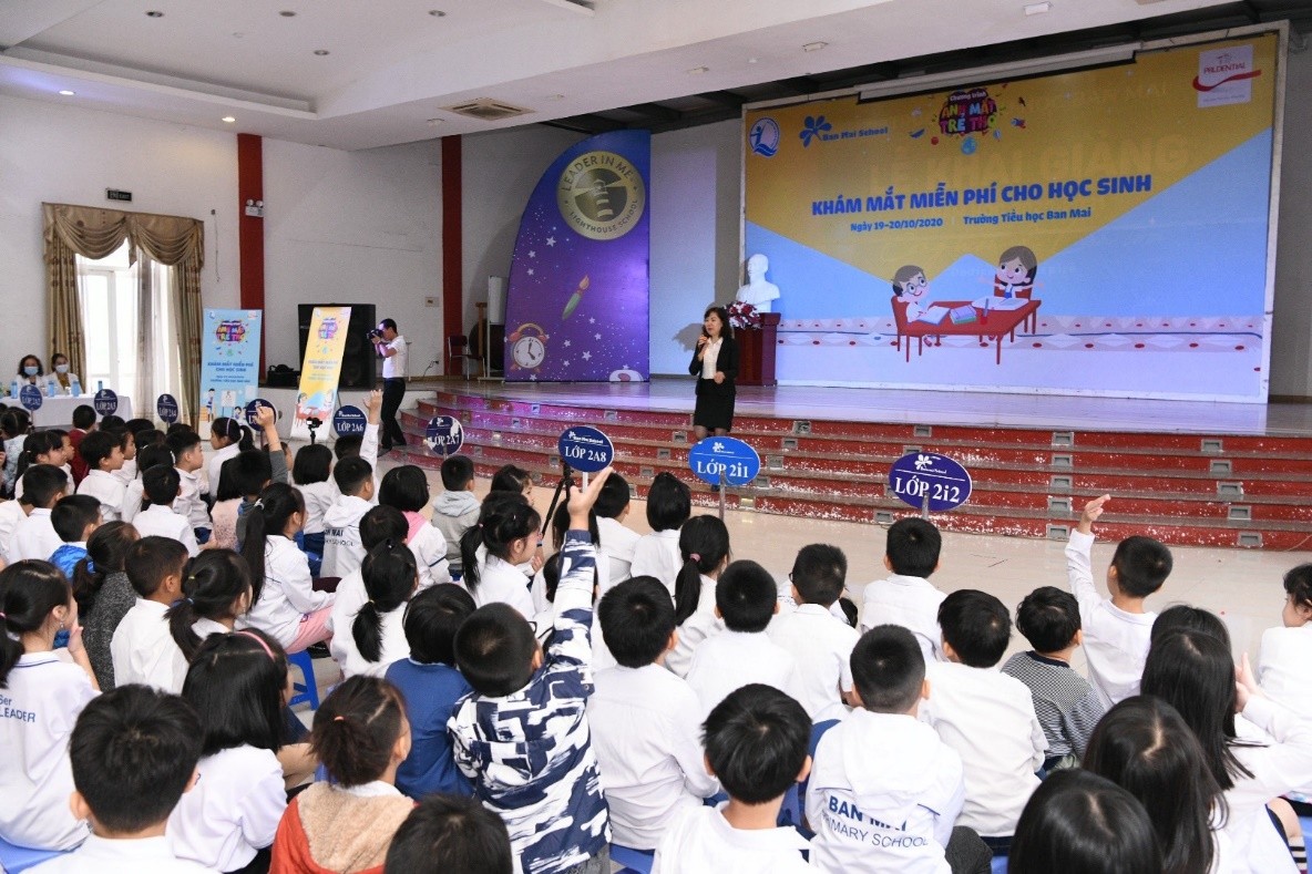 Prudential và Quỹ BTTEVN vừa tổ chức khám mắt cho học sinh tiếu học tại Hà Nội và Hải Phòng