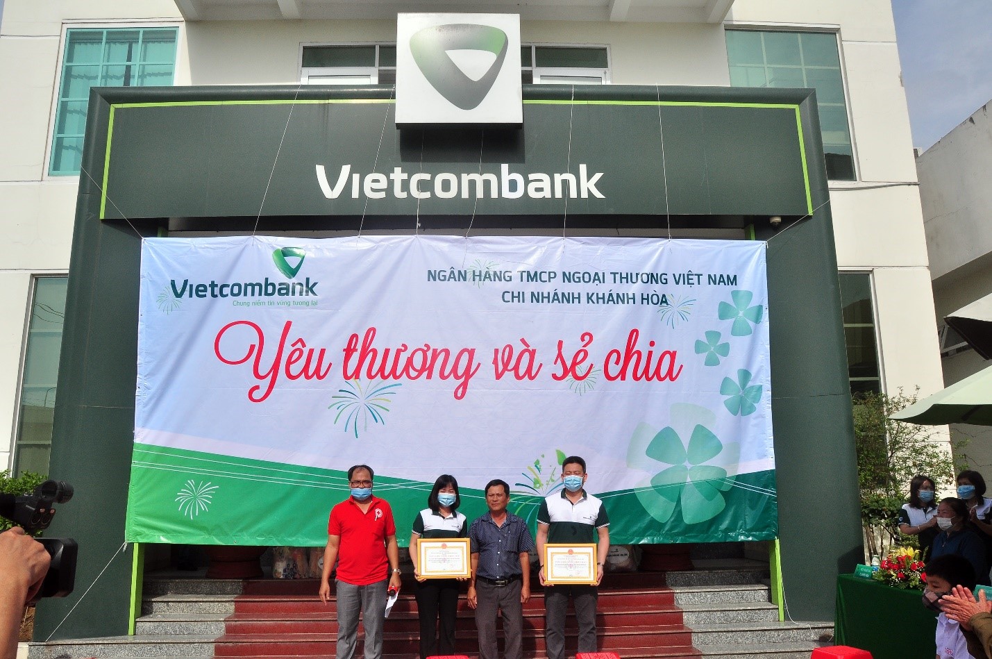 Đơn vị thụ hưởng quà tặng Hội Chữ Thập Đỏ Ninh Hòa, Phường Ninh Hiệp TX Ninh Hòa trao chứng nhận tri ân “Tấm lòng vàng” đến Vietcombank