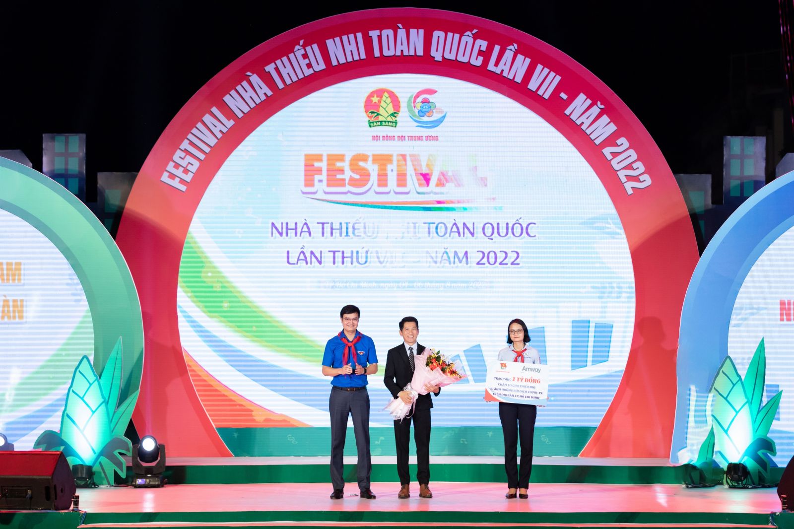 Amway Việt Nam trao tặng 1 tỷ đồng cho Thành Đoàn, Hội đồng Đội TP.HCM