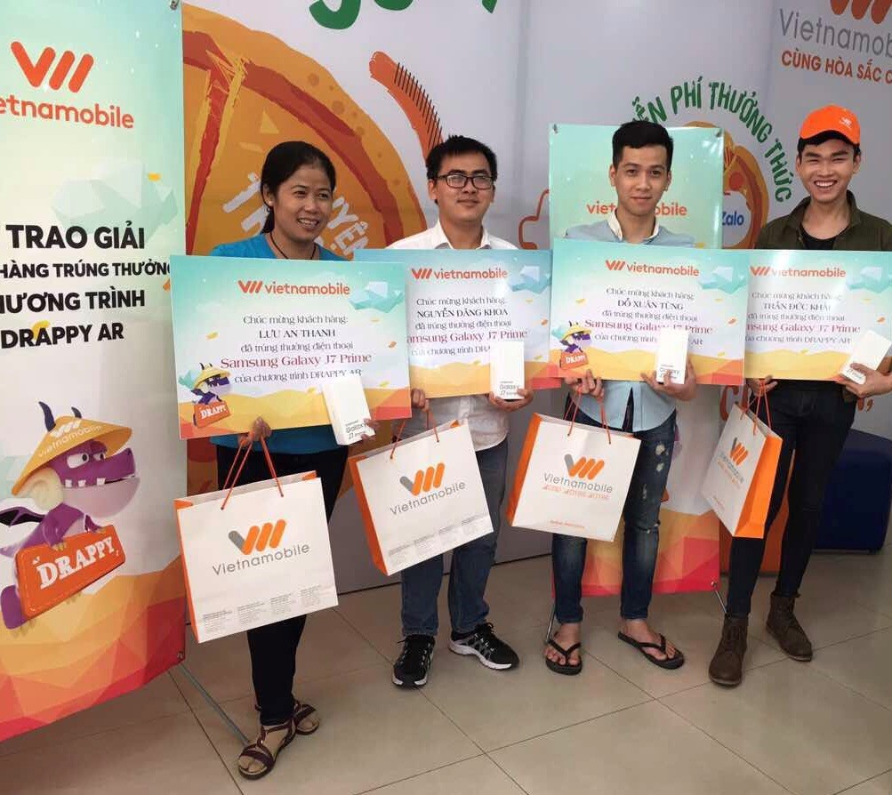 Đại diện Vietnamobile trao giải Nhất chiếc điện thoại Samsung Galaxy J7 Prime cho các khách hàng may mắn