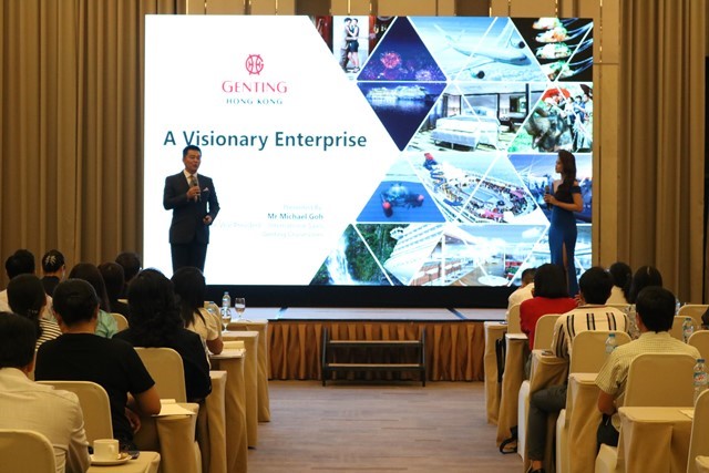 Ông Michael Goh, đại diện công ty Genting Cruise Lines giới thiệu về tiện ích, hành trình du thuyền… tại hội thảo