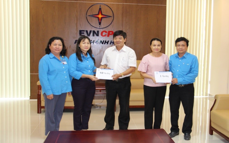 LĐLĐ tỉnh Khánh Hòa trao tặng quà cho Công đoàn KHPC 