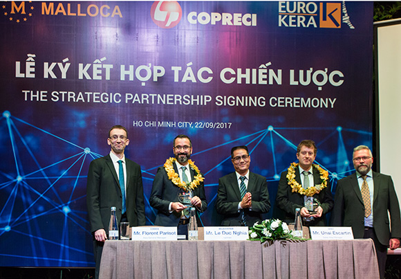 Ông Lê Đức Nghĩa (ảnh giữa) – Chủ tịch hội đồng thành viên Công ty TNHH Malloca Việt Nam cùng đại diện 2 tập đoàn EUROKERA và COPRECI trong buổi lễ ký kết hợp tác chiến lược toàn diện