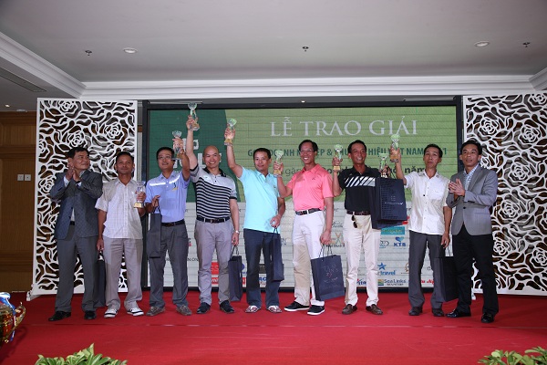 Ban tổ chức trao giải cho các golf thủ có kĩ thuật xuất sắc nhất