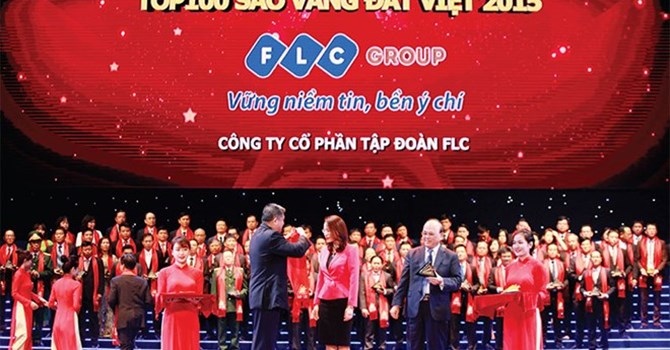 Tổng giám đốc FLC Hương Trần Kiều Dung đại diện Công ty nhận Giải thưởng Sao Vàng Đất Việt 2015.