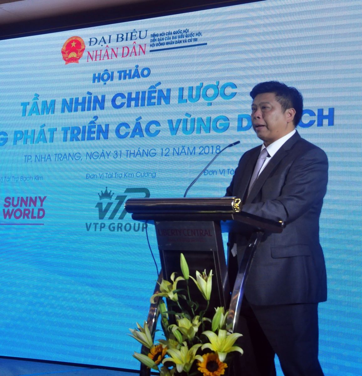 Ông Nguyễn Đức Chi, Chủ tịch Tập đoàn Crystal Bay phát biểu tham luận “Một kỳ nghỉ - Hai vùng di sản”  