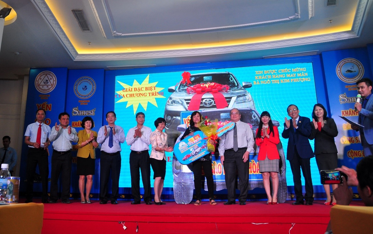 Đại diện Lãnh đạo UBND tỉnh Khánh Hòa, Ban lãnh đạo Công ty Yến Sào Khánh Hòa, trao giải Khách hàng Ngô Thị Kim Phượng Nha Trang, Khánh Hòa trúng thưởng Xe Ô tô Toyota Fortuner