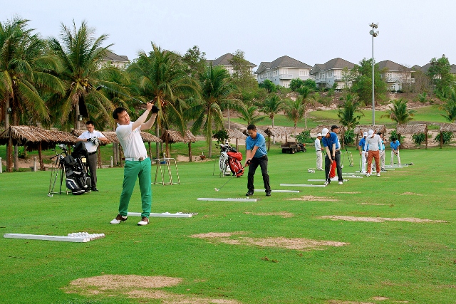 Các golf thủ đang khởi động tại sân golf Sealink để bắt đầu cuộc tranh tài tốt hơn
