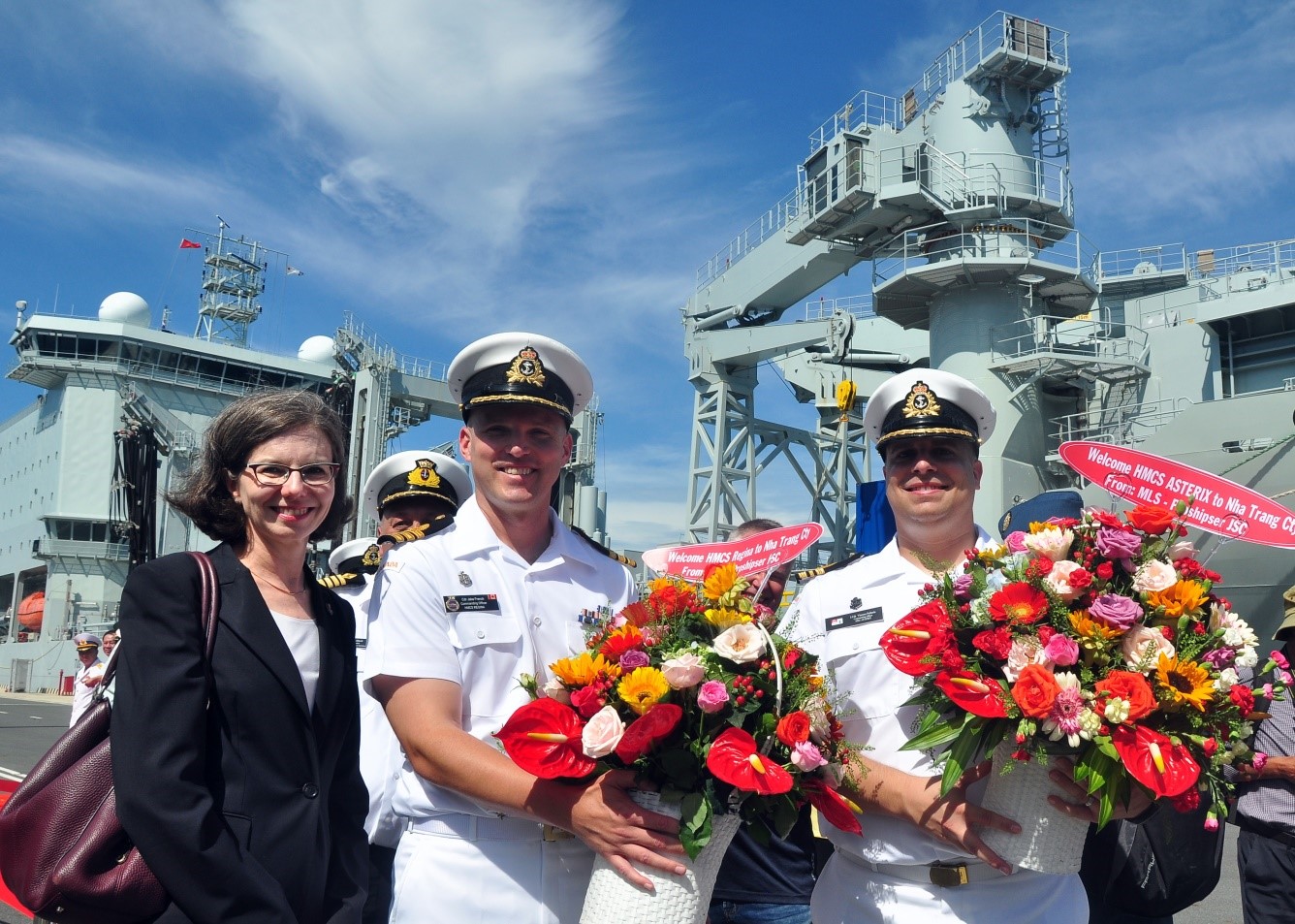 Bà Deborah Paul, đại sứ CANADA tại Việt Nam, Trung tá JACOB FRENCH (giữa) sĩ quan chỉ huy tàu HMCS REGINA và Trung tá VINCENT PELLERIN, sĩ quan chỉ huy tàu ASTERIX tại cảng Cam Ranh
