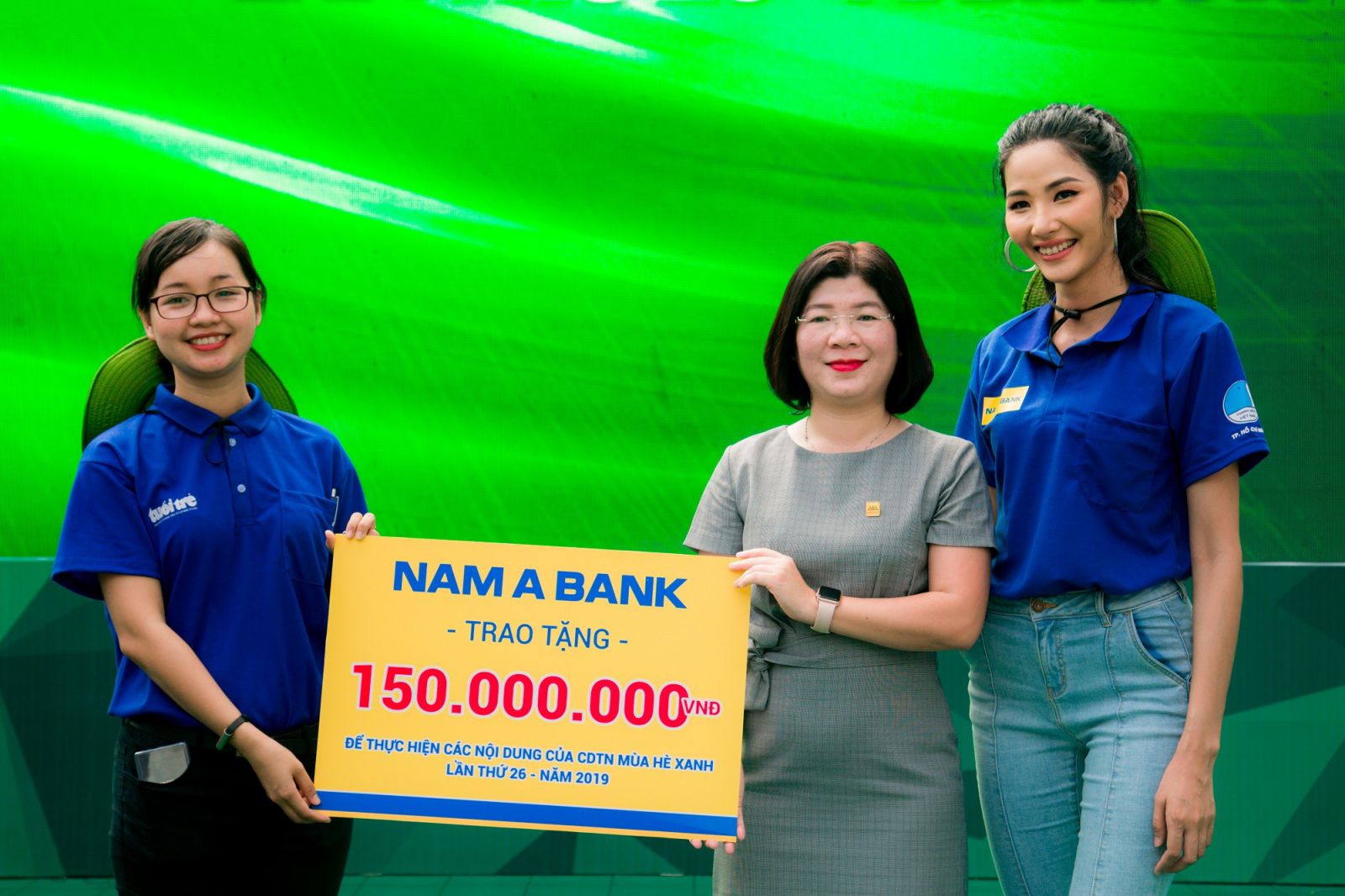 Đại diện Nam A Bank và Á hậu Hoàng Thùy trao tặng 150 triệu đồng cho Đoàn thanh niên TP HCM thực hiện các hoạt động ý nghĩa trong chiến dịch tình nguyện Mùa hè xanh lần thứ 26.