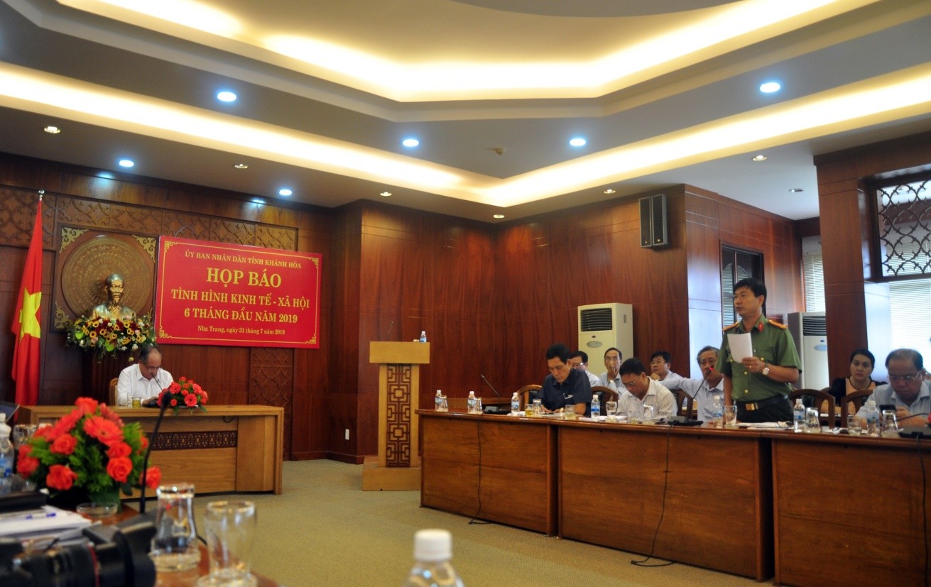 Đại diện Lãn đạo Công An Khánh Hòa báo cáo về tinh hình bảo vệ an ninh chính trị, trật tự an toàn xã hội