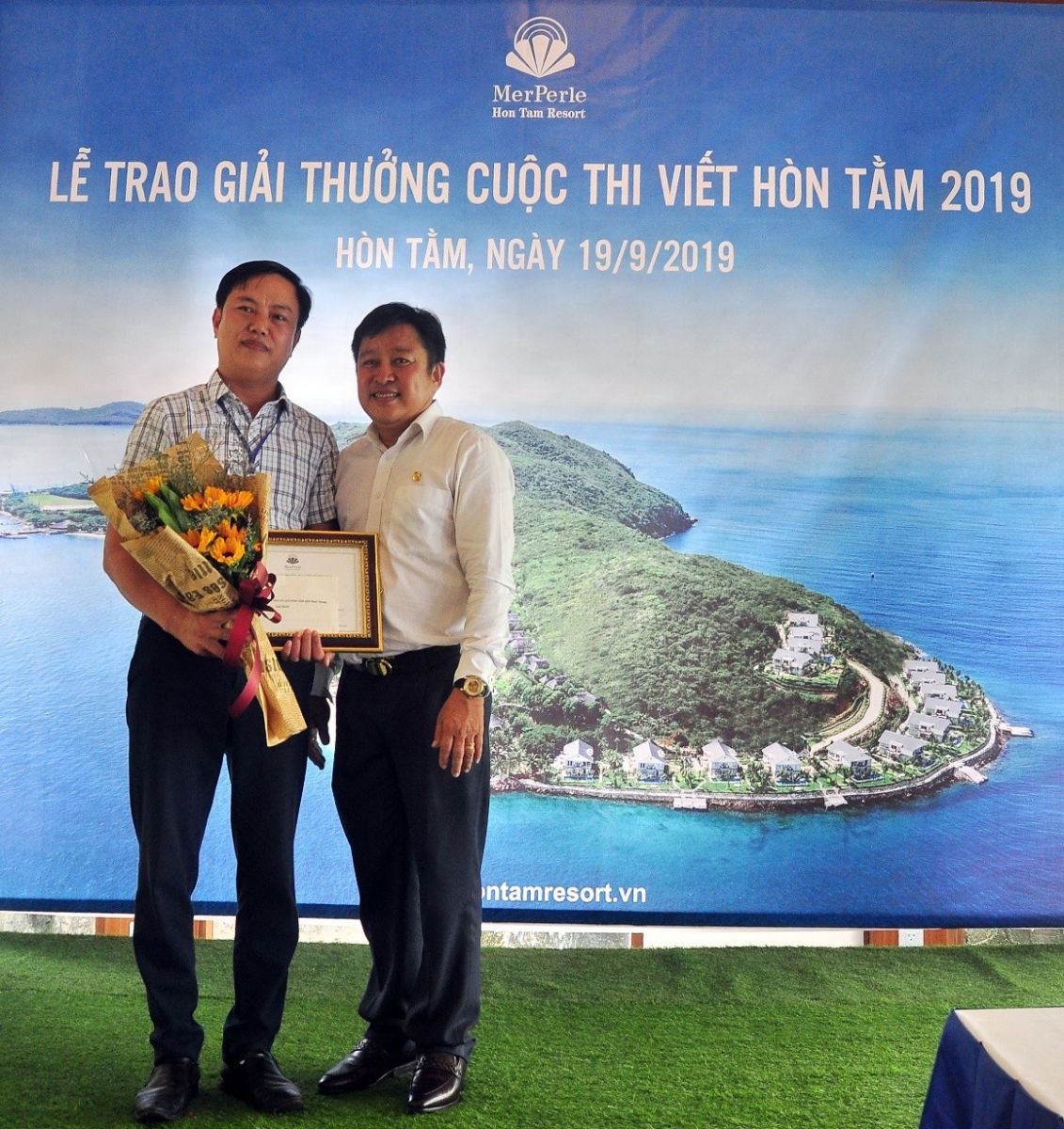 Ông Phạm Minh Nhựt, Tổng Giám đốc CTY CP BIỂN HÒN TẰM Nha Trang (bìa phải) trao giải Nhất cho nhà báo Văn Hạnh PVTT Báo Quân Đội Nhân Dân
