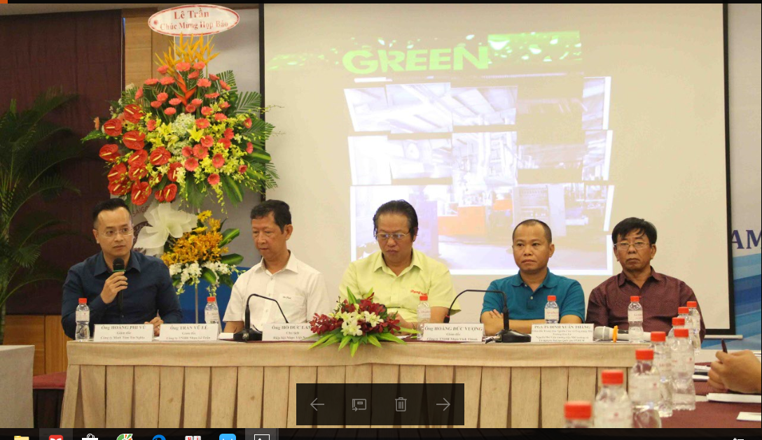 Ông Trần Vũ Lê - đại diện công ty nhựa Lê Trần (thứ 2 từ trái qua)
