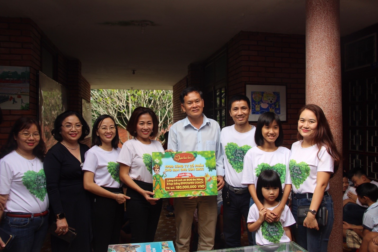 BLĐ Công ty CP Cho Bạn Cho Con CBCC Bà Đoàn thị Hồng Thơm CEO và ông Nguyễn Anh Hải Giám đốc VPĐD giao lưu, tặng quà tại Làng trẻ mồ côi SOS Đà Nẵng.
