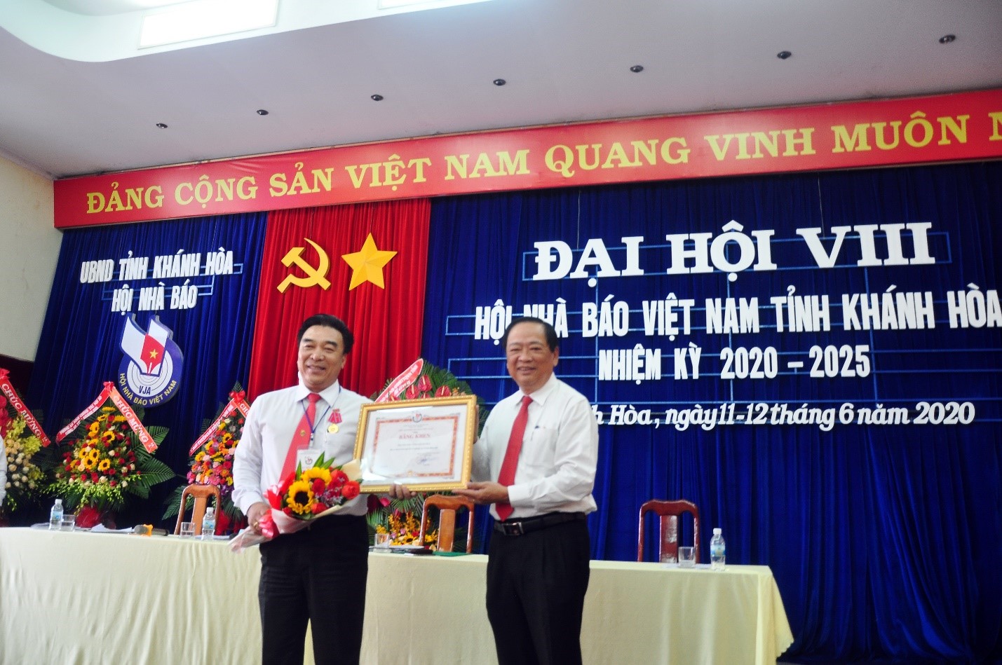 Ông Mai Tiến Lộc, đại diện lãnh đạo Hội Nhà Báo Việt Nam, phát biểu chào mừng và tặng Bằng Khen Hội Nhà Báo Việt Nam cho Hội Nhà Báo Khánh Hòa