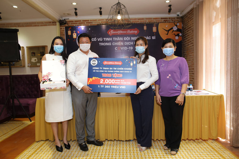 Ban lãnh đạo công ty Chấn Khang trao tặng bảng tượng trưng 2.000 hộp bánh Trung thu cho đại diện UBMTTQ Việt Nam (TP.HCM)