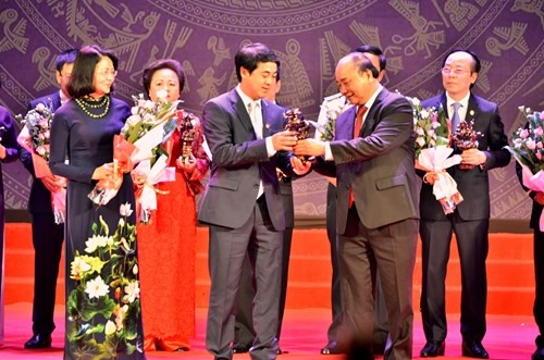 Lãnh đạo Ngân hàng TMCP Ngoại thương Việt Nam (Vietcombank)  nhận cúp Thánh Gióng từ Thủ tướng.