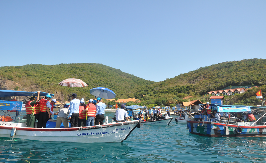 Đại diện Lãnh đạo các ban ngành tỉnh Khánh Hòa và TP Nha Trang tham gia thả cá giống