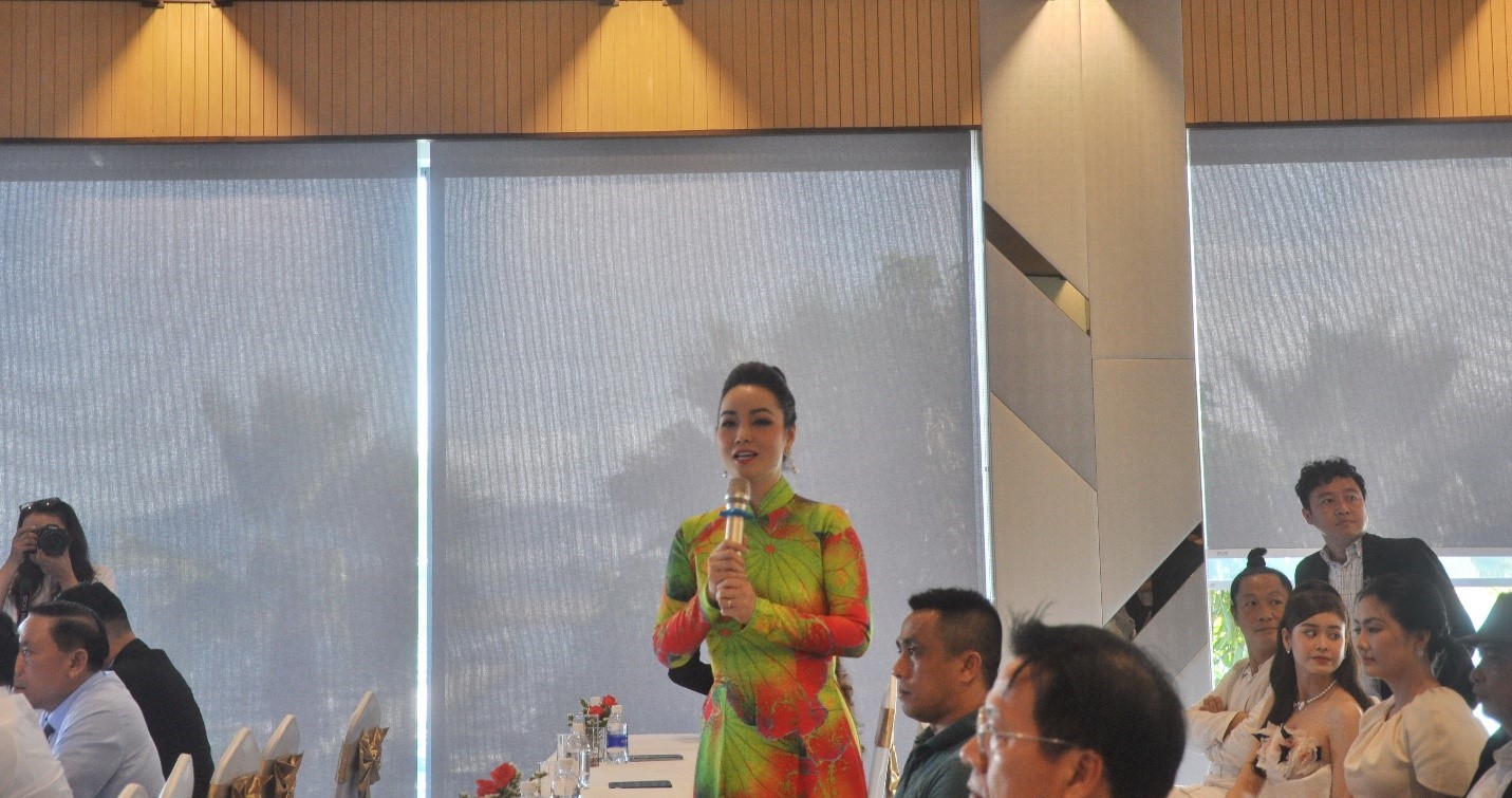Diễn viên Mai Thu Huyền tại họp báo