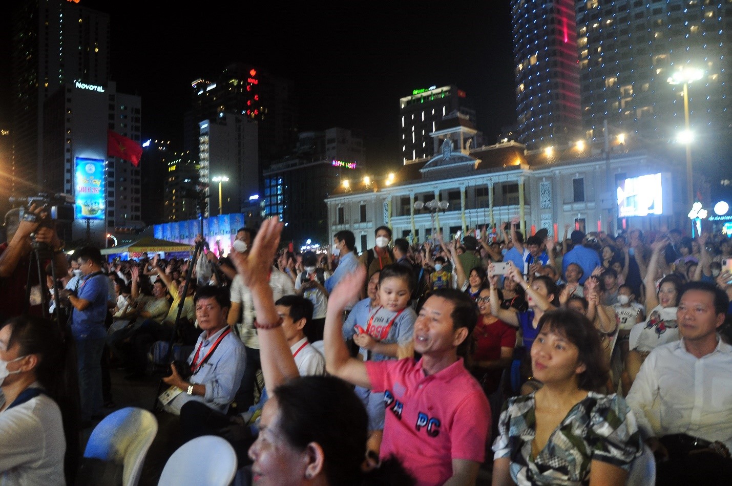 Cả ngàn người dân, khách du lịch tại đêm khai mạc Liên Hoan 