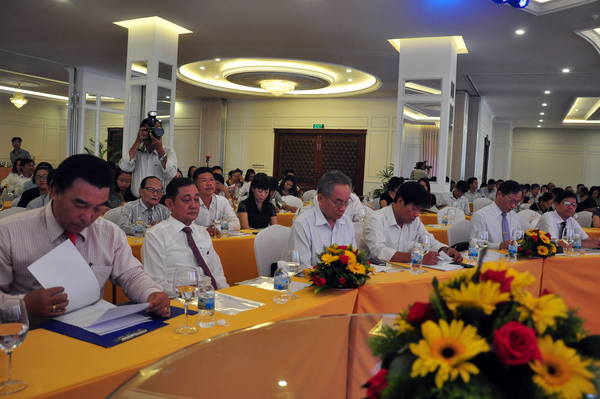 Đại diện các cơ quan lãnh đạo báo chí Hội Nhà báo Việt Nam, Hội Nhà báo Khánh Hòa tham dự Hội thảo  