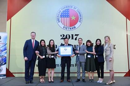 Đại Sứ Daniel J. Kritenbrink (Ngoài cùng bên trái); Ông Lê Linh – Phó Tổng Giám đốc Phụ Trách Đối ngoại và Truyền thông Suntory PepsiCo Việt Nam (thứ tư bên tay trái) tại lễ trao Giải thưởng Amcham CSR 2017