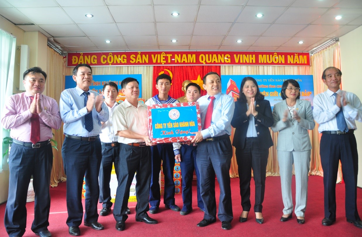 Ông Lê Hữu Hoàng - Chủ tịch Hội đồng thành viên Lãnh đạo Công ty Yến sào Khánh Hòa (thứ tư bìa phải) trao tặng quà đến Trường Sa