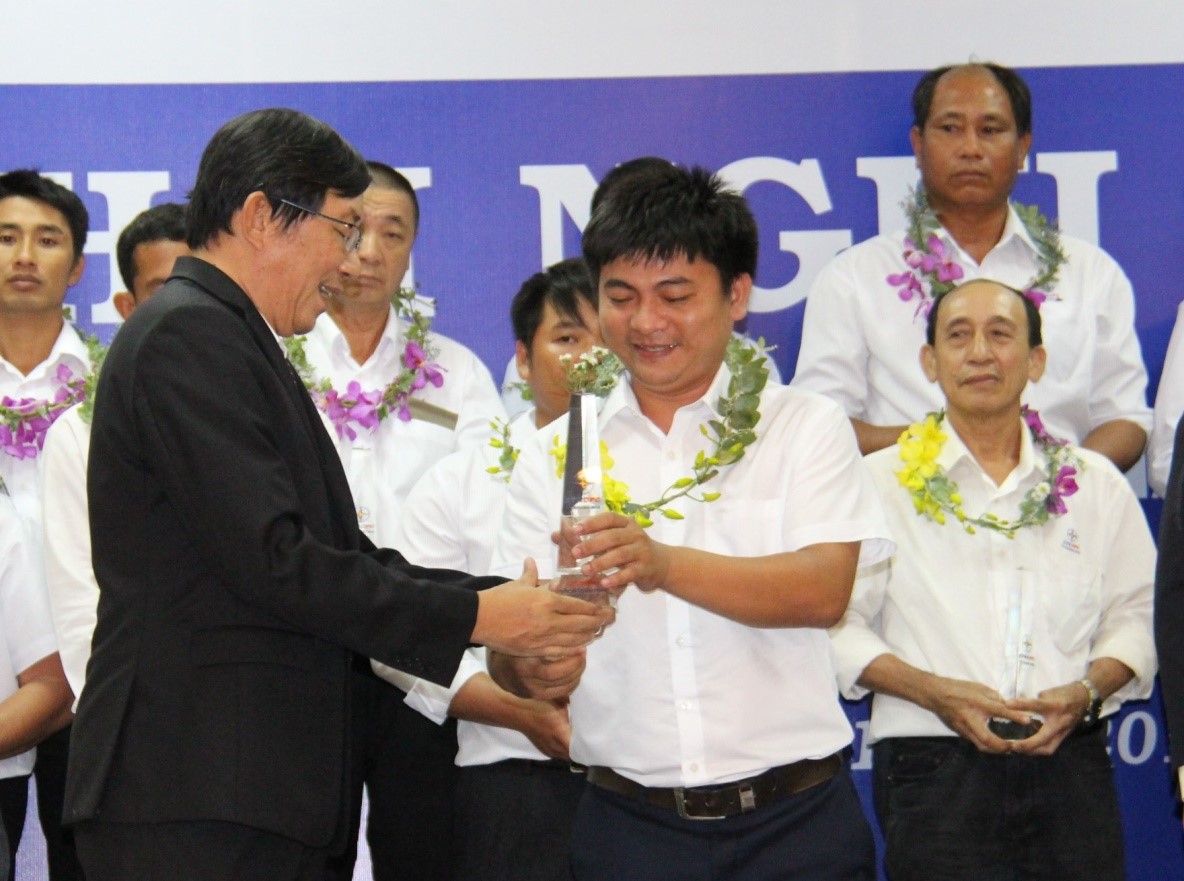 Ông Đỗ Thanh Sơn P. Tổng Giám Đốc Điện Lực Khánh Hòa trao cúp cho CNLĐ tiêu biểu