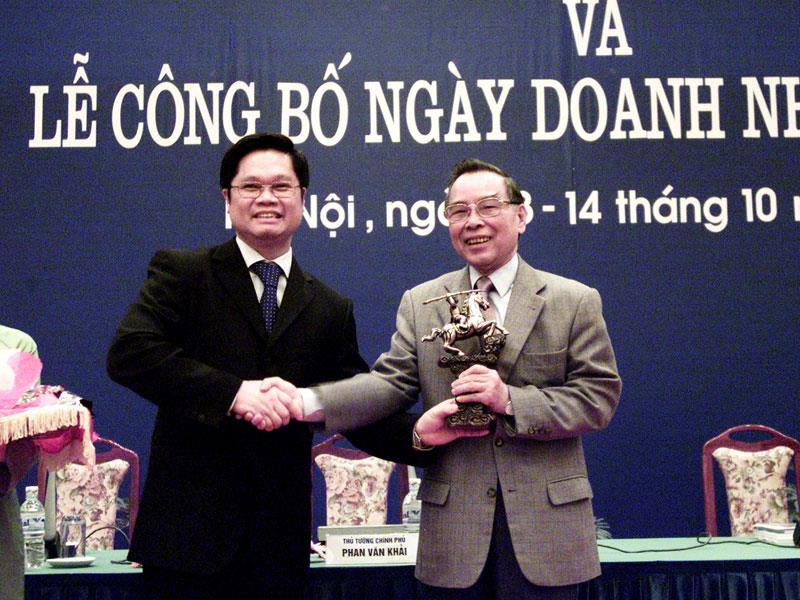 Thủ tướng Phan Văn Khải trong ngày công bố quyết định lấy ngày 13/10 là Ngày Doanh nhân Việt Nam