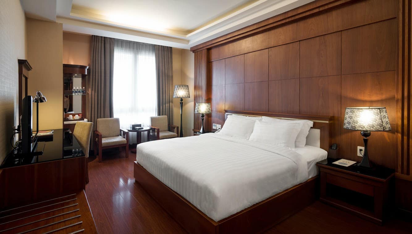 Phòng nghỉ tại khách sạn Nhật  Hạ 3 được bài trí theo phong cách nhẹ nhàng mà sang trọng.