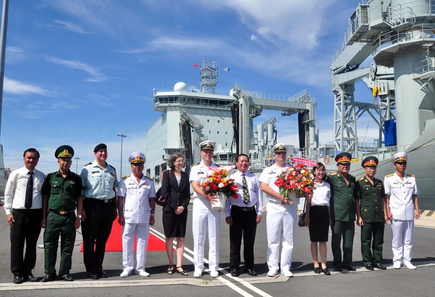 Đại diện Lãnh đạo Hải Quân Nhân Dân Việt Nam  và đại diện lãnh đạo chính quyền tỉnh Khánh Hòa chụp ảnh lưu niệm cùng Đại sứ CANADA và sĩ quan chỉ huy 2 tàu