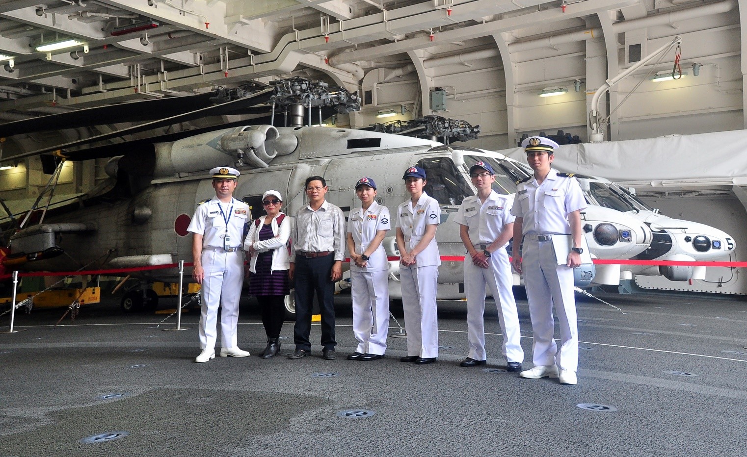 Các nhà báo Việt Nam và thủy thủ  tàu Hộ vệ IZUMO Nhật Bản bên máy bay trực thăng SH-60 K