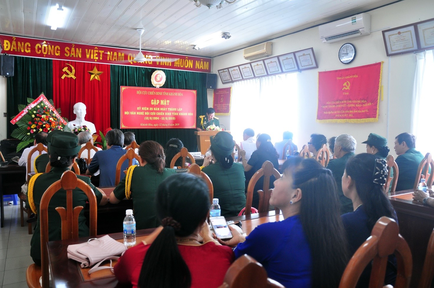 Đội trưởng Đội Văn Nghệ CCB Khánh Hòa Nguyễn Văn Hợp báo cáo thành tích 25 năm hoạt động Đội