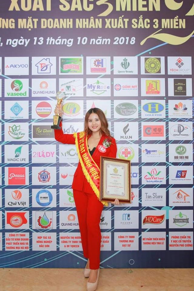 Năm 2018, Vũ Thị Hoa đạt danh hiệu Doanh nhân xuất sắc 3 miền