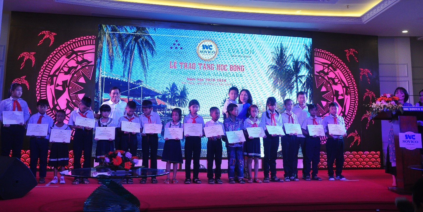 Bà Nguyễn Thị Thu Nguyệt, Tổng Giám Đốc và ông Hoàng Trọng Đức P. Tổng Quản Lý Khu nghỉ mát Evason Ana Mandara Nha Trang trao học bổng cho học sinh 