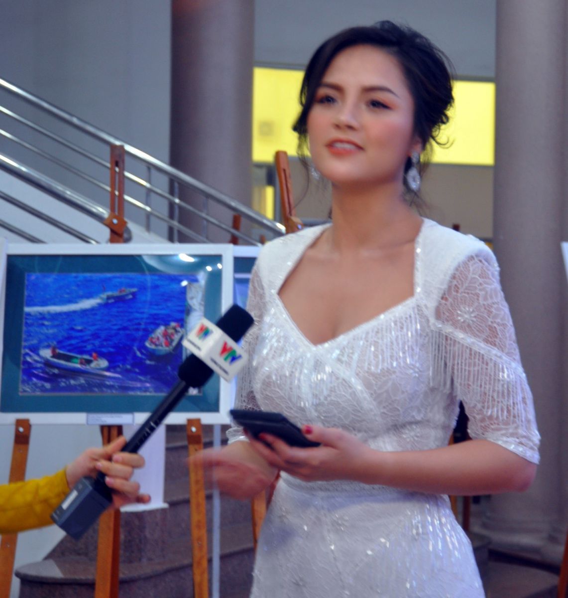 Thu Quỳnh, được trao giải Nữ Diễn Viên xuất sắc trong phim Về nhà đi con