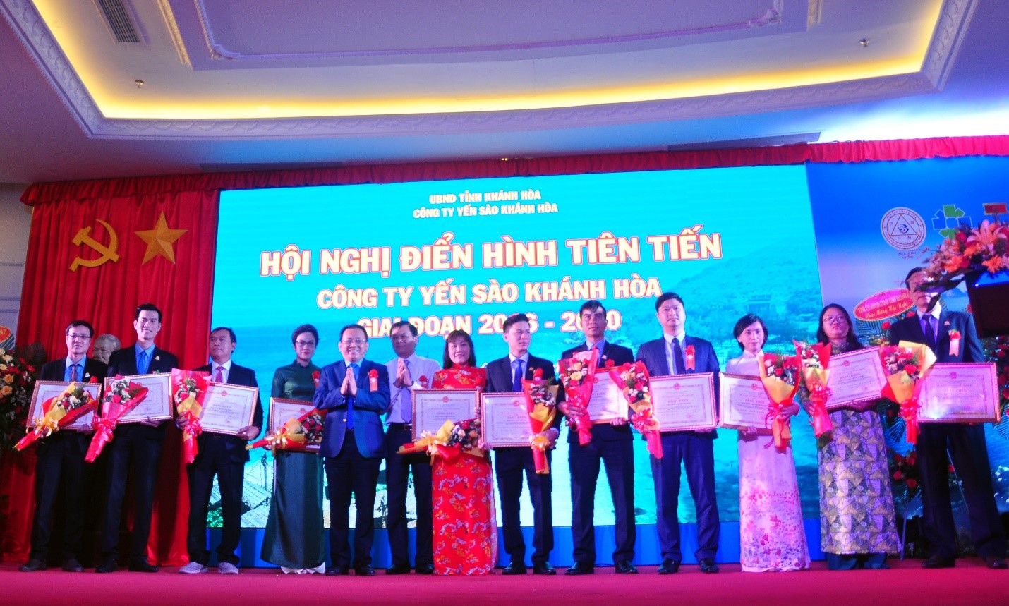 Ông Lê Hữu Hoàng, Phó Chủ tịch UBND tỉnh Khánh Hòa tặng Bằng khen của UBND tỉnh Khánh Hòa cho các cá nhân