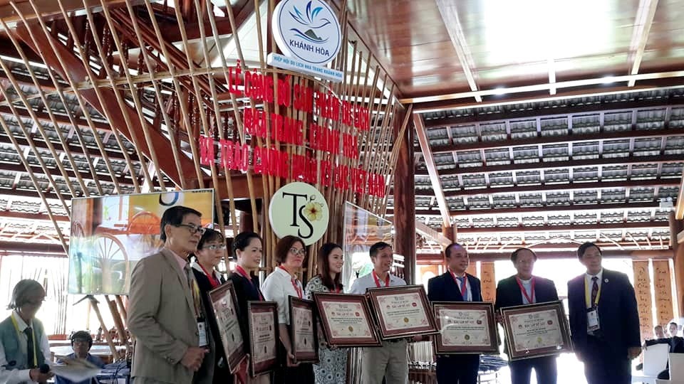 Tổ chức kỷ lục Việt Nam Vietkings trao chứng nhận kỷ lục cho các nghệ nhân Làng nghề Trường Sơn