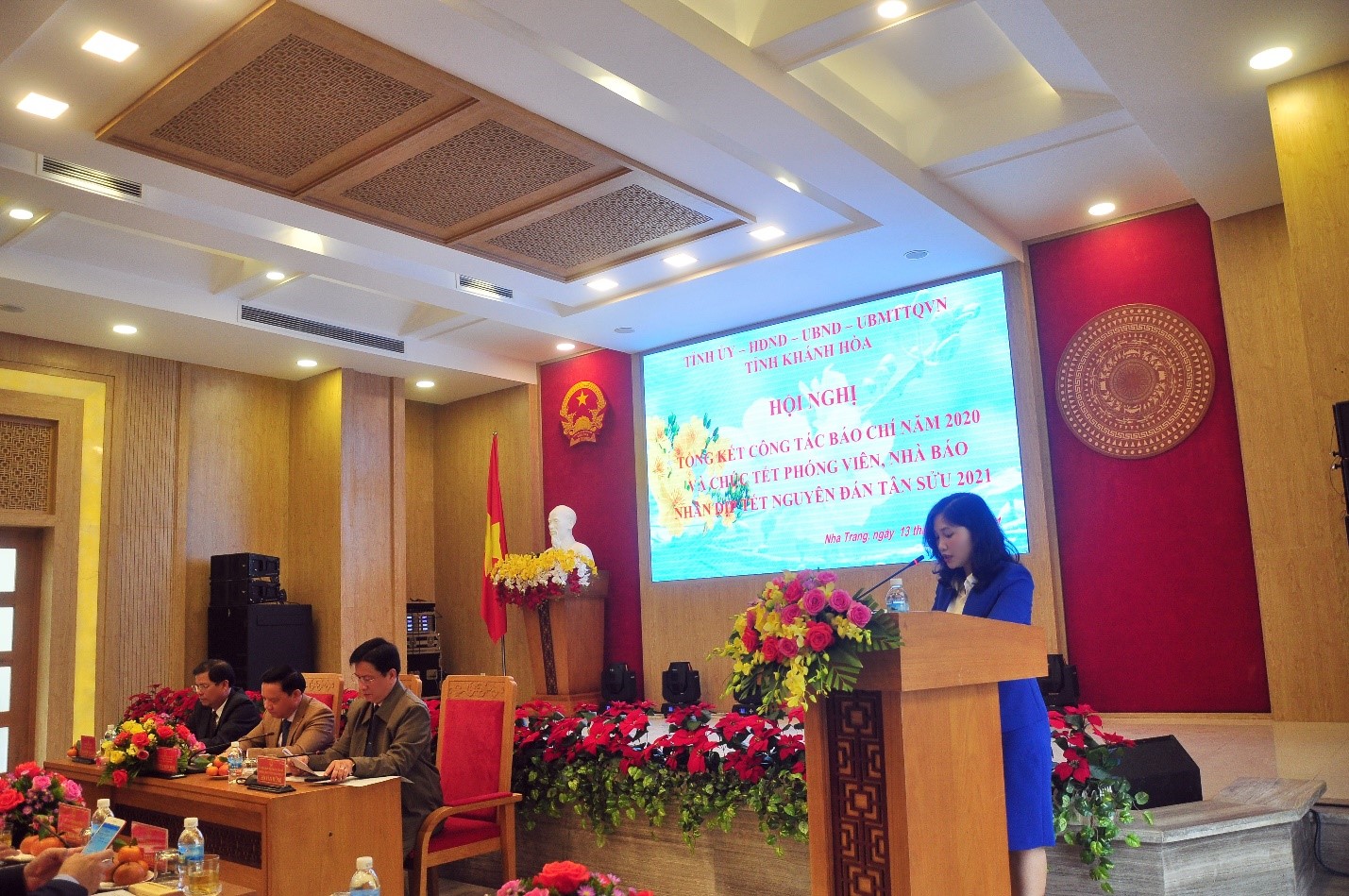 Bà Lưu Hồng Vân, Phó Trưởng ban Tuyên giáo Tỉnh ủy Khánh Hòa trình bày báo cáo tóm tắt kết quả hoạt động báo chí năm 2020