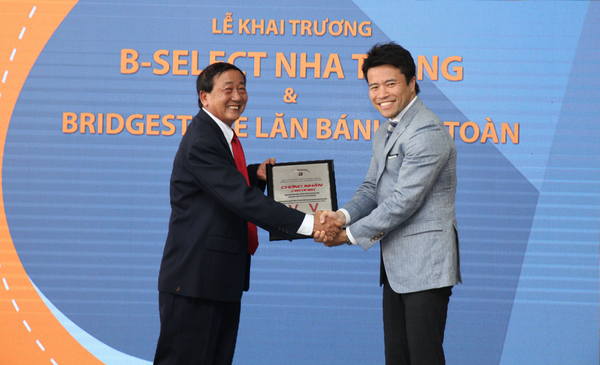 Ông Hiroyuki Saito Tổng Giám đốc Công Ty Bridgestone tại Việt Nam trao chứng nhận cho Ông Lương Bá Hoành Giám đốc B-SELECT NHA TRANG