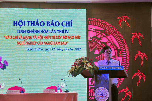 Ông Nguyễn Tấn Tuân, Phó Bí Thư Thường trực Tỉnh Ủy, Trưởng đoàn đại biểu Quốc Hội tỉnh Khánh Hòa, phát biểu tại Hội thảo báo chí