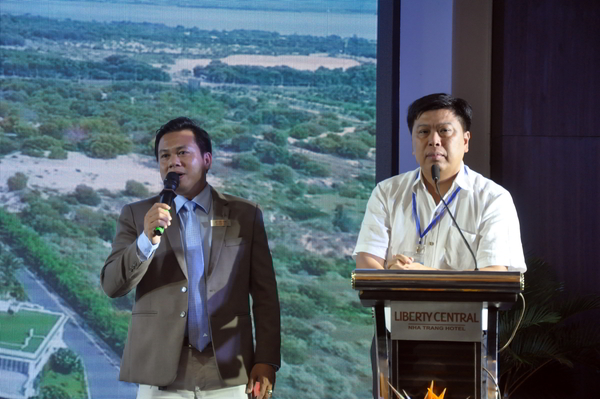 Ông Nguyễn Đức Chi  (bìa phải) Chủ tịch CTCP Crystal Bay chủ đầu tư các dự án lớn tại Nha Trang. Ông So Ny Sơn Chi Hội Khách Sạn - Hiệp Hội Du Lịch Nha Trang,  Khánh  Hòa, phiên dịch 