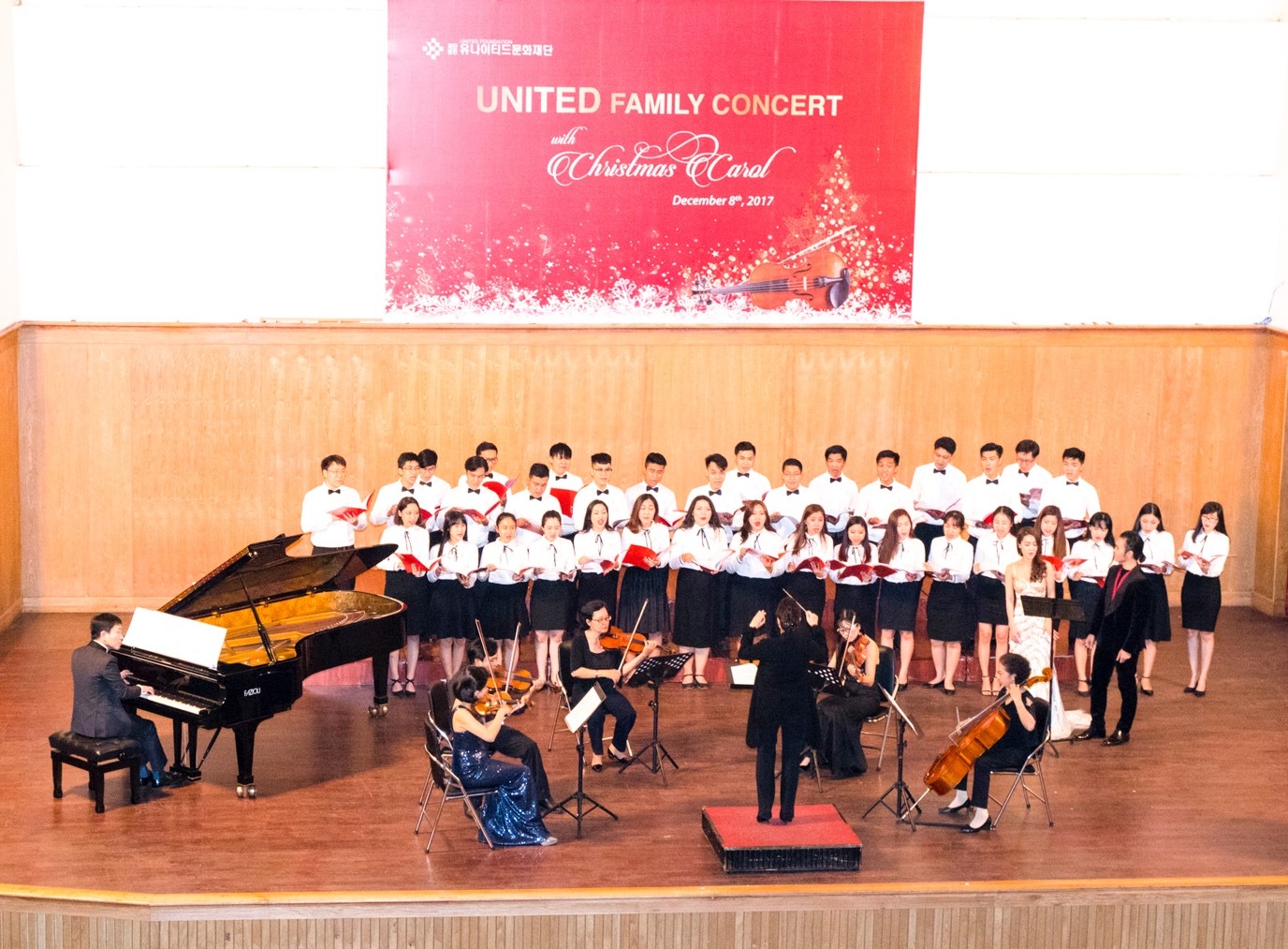 Các nghệ sĩ Hàn Quốc và Việt Nam trong phần trình diễn nhạc thính phòng United Family Concert with Christmas Carol