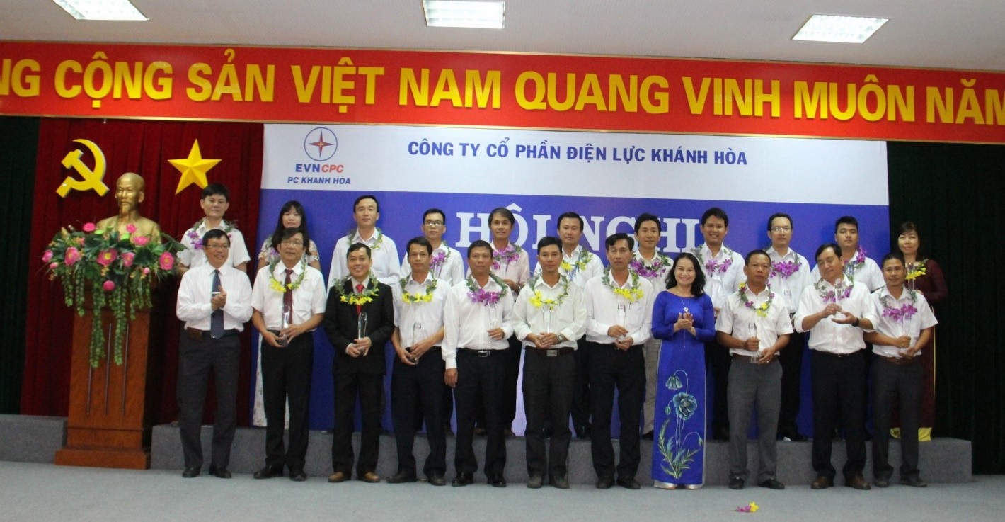 Tổng Giám đốc Điện Lực Khánh Hòa Nguyễn Cao Ký trao cúp chứng nhận Lao động sáng tạo 2017 cho các cá nhân 