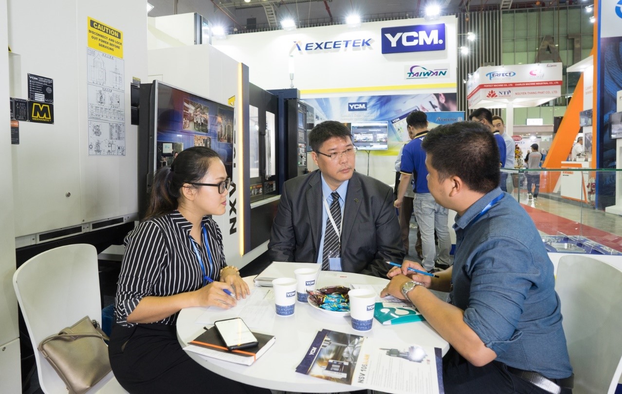 Ông Alex Wei, Bộ phận Bán hàng Quốc tế của Công ty Yoeng Chin Machinery (giữa) trao đổi với báo chí về mục tiêu hướng tới thị trường Việt Nam. 