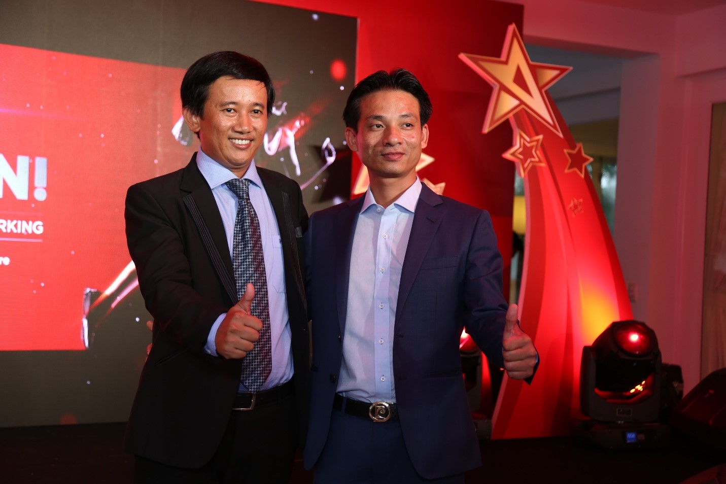Đại diện Biomeq và ông Nguyễn Trọng Thủy, bác sĩ thường trực đội tuyển U23 Việt Nam tại buổi ra mắt sản phẩm STARBALM®.