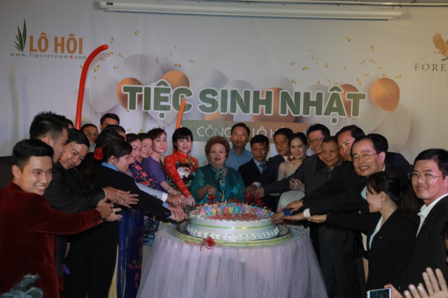 Bà Trương Thị Nhi, Tổng Giám đốc Công ty Lô Hội cùng các thành viên của công ty phấn khởi kỷ niệm doanh nghiệp tròn 14 tuổi